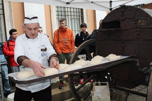 Pane cotto in un forno da campo