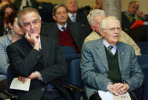 Il professor Luigi Pasinetti ( a destra) durante la presentazione del suo volume, accanto al rettore Lorenzo Ornaghi