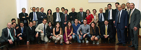 Foto di gruppo con colleghi, allievi e studenti