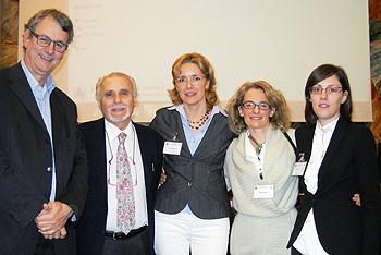 Roberta Dordoni, al centro, e Valentina Cattivelli, a destra, durante la cerimonia di premiazione