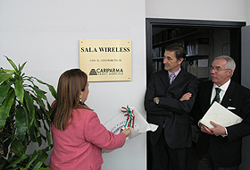 Un momento dell'inaugurazione della nuova sala wireless. A destra il dottor Libero Ranelli, direttore della sede piacentina