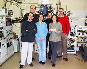 Il professor Luigi Sangaletti (sullo sfondo a sinistra) con il suo gruppo di ricerca