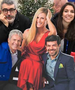 Luca Monti e Chiara Martinoli con le sagome dei conduttori di Sanremo 2018