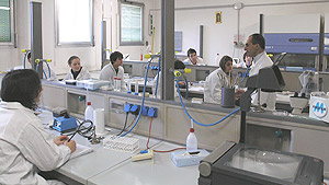 liceali in laboratorio