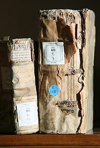 Due libri in uno. Dalla rilegatura della Cinquecentina appare un frammento di pergamena di epoca più antica