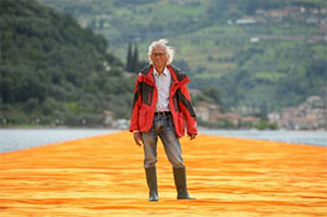 Christo sulla passerella appena completata